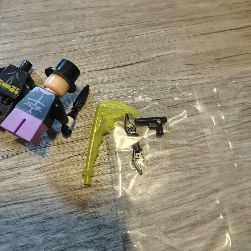 LEGO DC Super Heroes The Penguin Minifigure and Batman Torso Lot Accessories